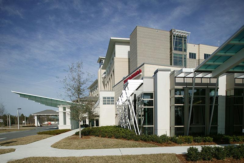 南浸信会医疗中心急诊室入口和建筑结构的外部照片