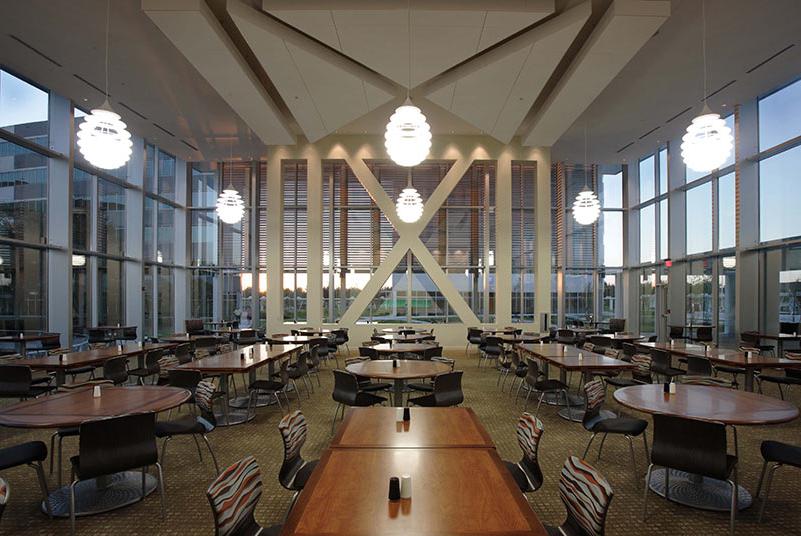 餐厅有高高的天花板和四面的玻璃墙